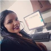 Profesor de ciencias naturales imparte clases a niños de todas las edades